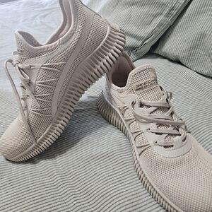 Skechers Women's Cream Athletic Shoes